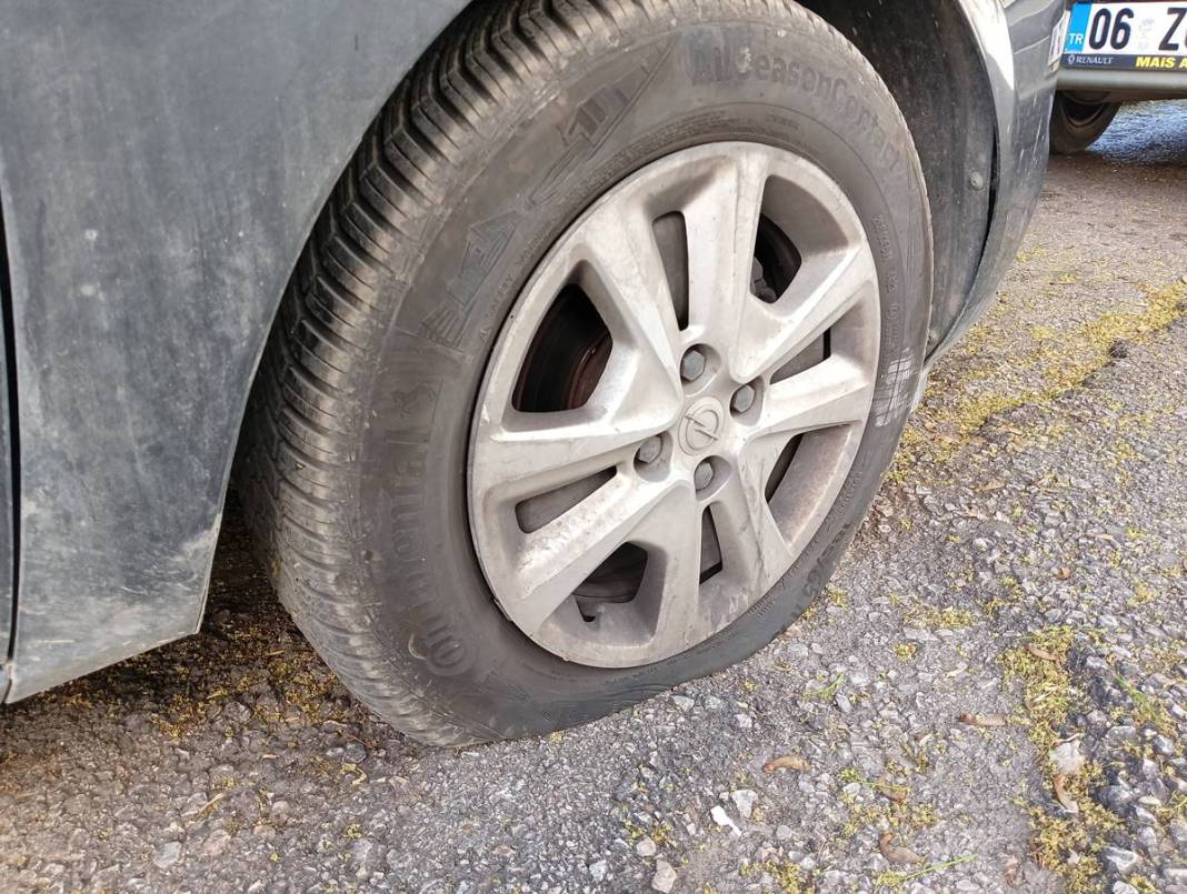 Onlarca aracın lastiğini fütursuzca kesip yoluna devam etti! O ilçede lastikçiler fazla mesai yaptı 7